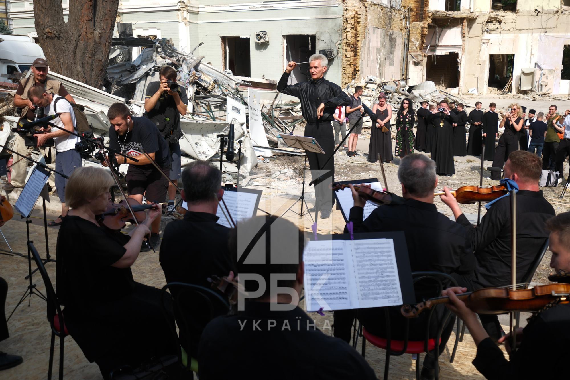 В память о жертвах. В &quot;Охматдете&quot; камерный оркестр исполнил &quot;Реквием по погибшим&quot;: фото